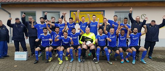 Jubel bei den Görsbacher Fußballern über die neuen Trikots (Foto: Thomas Rzehak) Jubel bei den Görsbacher Fußballern über die neuen Trikots (Foto: Thomas Rzehak)