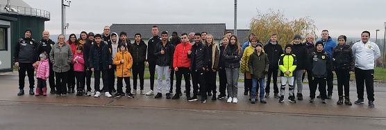 Gruppenbild vor der Biogasanlage (Foto: T.Ostmann)