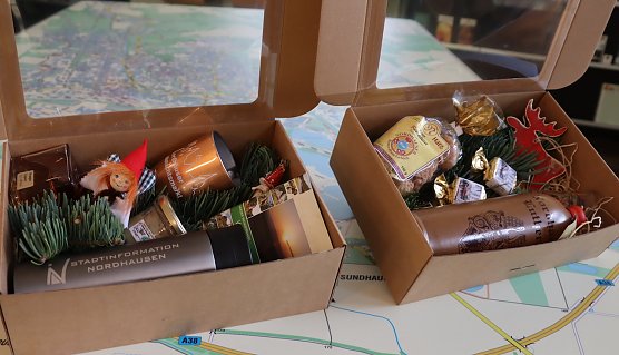 Geschenkboxen in der Staditnfo (Foto: Stadtverwaltung NDH)