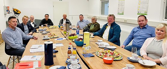 vlnr: Niels Neu und Marcel K&uuml;bler (Vorstand NUV) im Gespr&auml;ch mit den IHK-Vollversammlungsmitgliedern Kurt Vollmerhausen, Alf Grabinsky (IHK-Wirtschaftsbeirat), Norbert Grahl, Ulrich Schlegel (Vize-Pr&auml;sident IHK Erfurt), Kai Liebig, Christian B&ouml;duel (IHK-Servicecenter Nordth&uuml;ringen), Torsten Buchwald und Frau Wachholz (Foto: Claudia Rheinl&auml;nder)