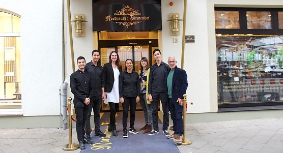 Die vier Neuen im Kreise ihrer Ausbilder und Unterst&uuml;tzer (Foto: Eva Wiegand)