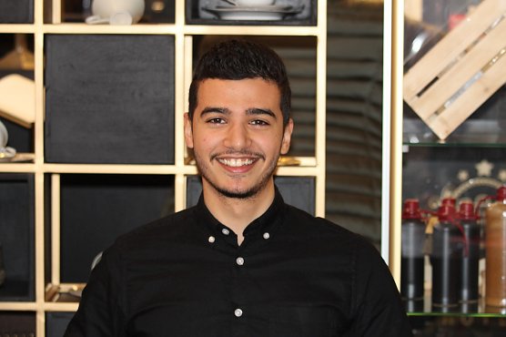 Khalil betreut nach nur einem Monat schon selbst&auml;ndig die Rezeption (Foto: Eva Wiegand)