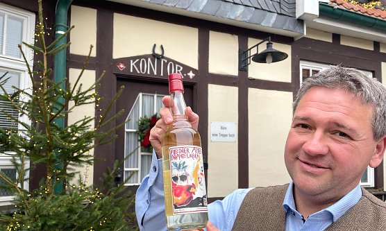 Museumsleiter Thomas M&uuml;ller pr&auml;sentiert die K&uuml;nstleredition (Foto: Echter Nordh&auml;user Traditionsbrennerei)