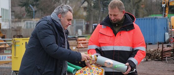In der Zeitkapsel f&uuml;r den Grundstein des neuen AKS wurden neben Geld, der Tageszeitung und den Baupl&auml;nen auch zwei Wimpel versenkt - ein alter aus Zeiten der BSG Motor West und ein neuer aus Wacker-Tagen (Foto: agl)