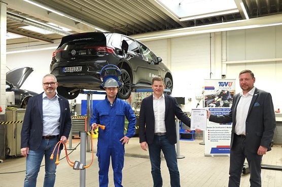 Von links: Serviceleiter Stefan Schmerbauch, Servicetechniker und Hochvoltexperte Daniel Herzberg, Gesch&auml;ftsf&uuml;hrer Sascha Albertsmeyer und Key-Account-Manager Christian Berger (T&Uuml;V Th&uuml;ringen) (Foto: T&Uuml;V)