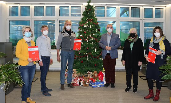 Bei der Spendenübergabe (Foto: Nicole Mattern) Bei der Spendenübergabe (Foto: Nicole Mattern)