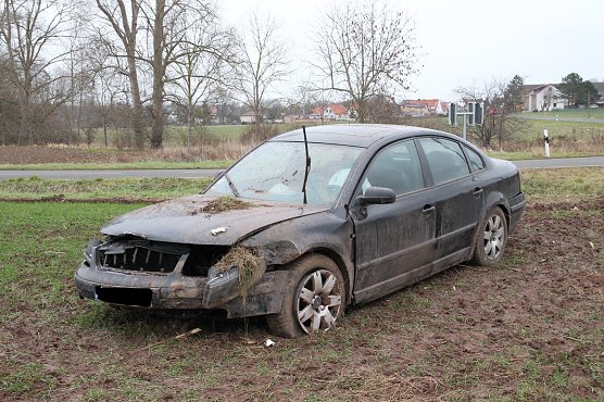 Stehen geblieben - seit Sonntag stand das Unfallfahrzeug zwischen Nohra und Kinderode auf einem Feld (Foto: S. Dietzel)