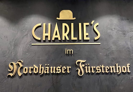 Glamouröser Schriftzug über dem Büffet (Foto: oas) Glamouröser Schriftzug über dem Büffet (Foto: oas)