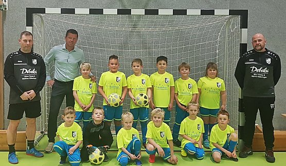 Badehauschef Jens Eisenschmidt mit den jungen Harztor-Kickern (Foto: H.Hieronymus) Badehauschef Jens Eisenschmidt mit den jungen Harztor-Kickern (Foto: H.Hieronymus)