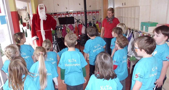 Die Igelgruppe fest sich über den Weihnachtsmann (Foto: Kita Heringen) Die Igelgruppe fest sich über den Weihnachtsmann (Foto: Kita Heringen)