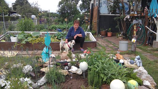 Frau Sacher mit ihrem Hund in ihrem Garten (Foto: K.Frank) Frau Sacher mit ihrem Hund in ihrem Garten (Foto: K.Frank)