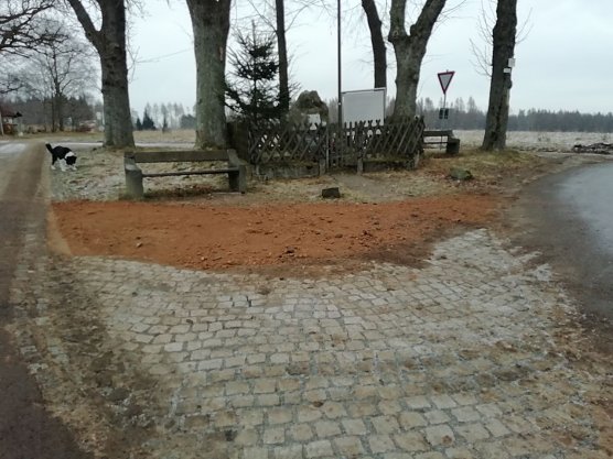 Angemerkt und reagiert - in Sophienhof wurde die Fl&auml;che vor dem Denkmal wieder hergerichtet (Foto: W. J&ouml;rgens)