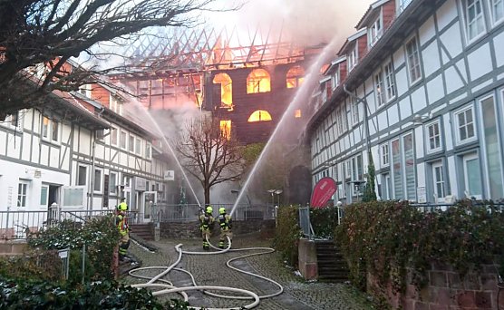 Hohe Flammen schlagen aus dem Geb&auml;ude (Foto: agl)