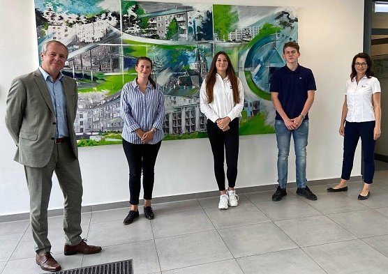 Die neuen Azubis mit ihren Ausbildern (Foto: WBG) Die neuen Azubis mit ihren Ausbildern (Foto: WBG)