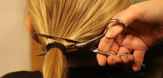 Zweieinhalb Jahre f&uuml;r 34 Zentimeter - im Nordh&auml;user Friseursalon "Elementhaar" beendeten ein paar Scherenschnitte heute eine ungew&ouml;hnliche Spendenaktion (Foto: agl)