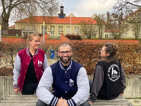 Madeleine Hebestreit, Tobias R&ouml;sch und Katharina Gwiasda (v.l.) freuen sich sichtlich &uuml;ber ihre Collegejacken (Foto: Tina Bergknapp)