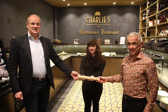 Nachdem Unstrut-Hainich-Kreis und dem Kyffh&auml;userkreis wurde der Staffelstab gestern an den Nordh&auml;user Kreis &uuml;bergeben. v.l.: Landrat Matthias Jendricke, Jobbloggerin Franziska Strupf und Unternehmer Axel Heck (Foto: agl)