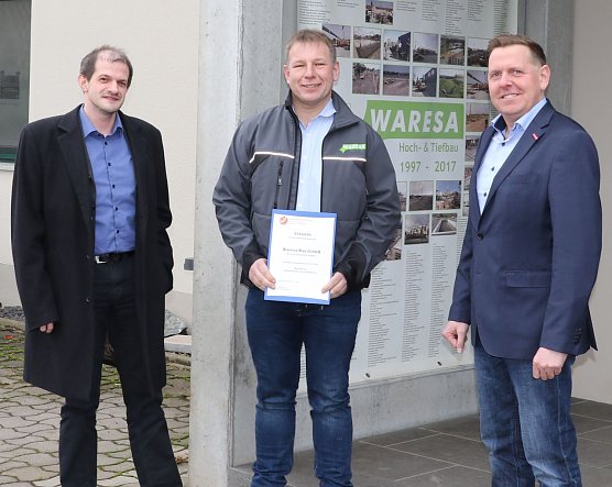 v.r.: stv. Hauptgesch&auml;ftsf&uuml;hrer der Kreishandwerkerschaft Nordth&uuml;ringen Marc Weinrich, gesch&auml;ftsf&uuml;hrender Inhaber WARESA BAU GmbH Silvio Wagner, Hauptgesch&auml;ftsf&uuml;hrer der Kreishandwerkerschaft Nordth&uuml;ringen Sebastian Senft (Foto: Kreishanderwerkerschaft Nordth&uuml;ringen)