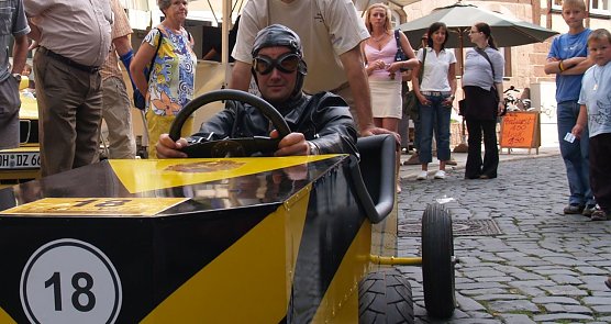 Matthias Jendricke beim Seifenkistenrennen im Jahr 2005 in der Nordh&auml;user Altstadt (Foto: nnz)
