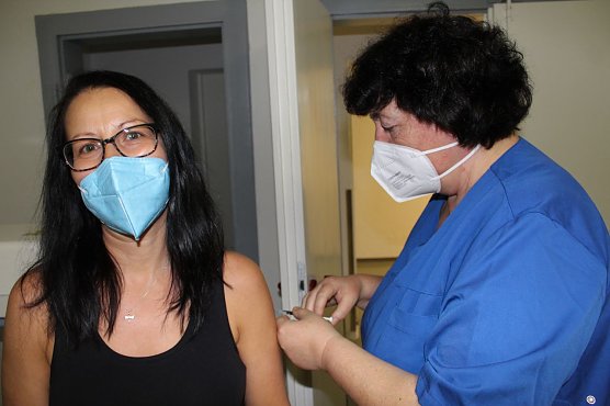 Auch Anett Weise lies sich bei der &ouml;ffentliche Impfaktion der Helios Klinik impfen (Foto: Helios Klinik Bleicherode)