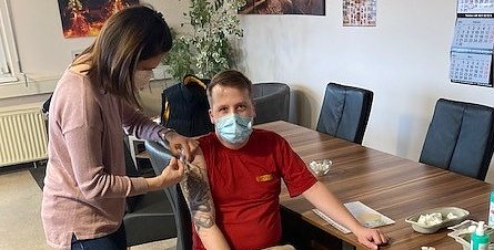 Susanne Germer impft Patrick Saatmann (Foto: nnz)