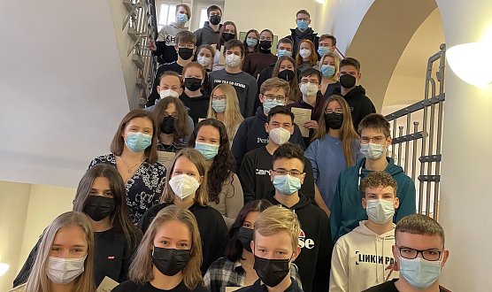 Die Teilnehmer des Schulwettbewerbs Jugend debattiert aus den Klassen 8 bis 11 sowie Sch&uuml;lerjuroren (Foto: H.Roeder)