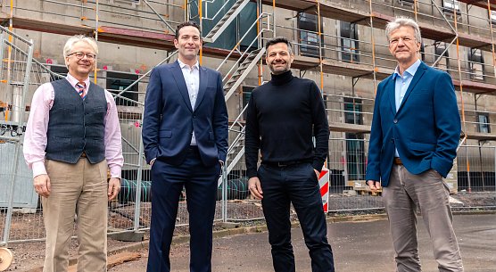 In trauter Runde vor dem Theatranbau: Pavel Baleff, Benjamin Prins, Ivan Alboresi und Daniel Klajner (v.l.n.r.) (Foto: TNLOS)