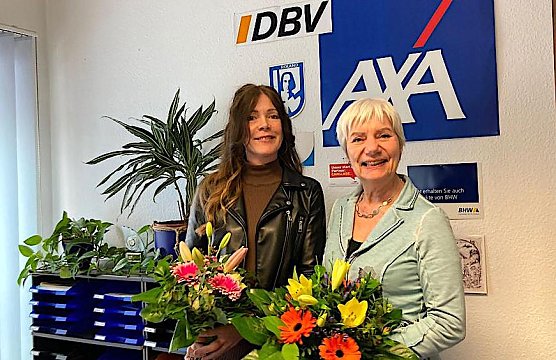 Antje M&uuml;ller und Wolfra Herbst bei der &Uuml;bergabe der Versicherungsagentur (Foto: privat)