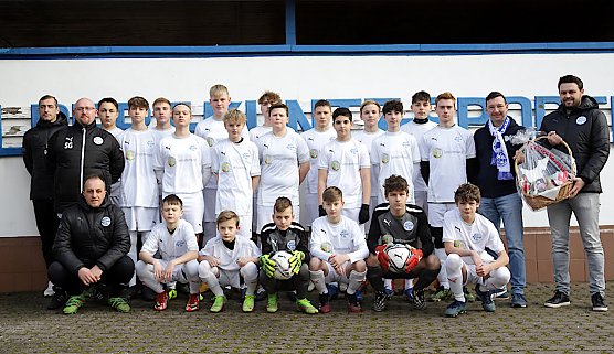 Mannschaft, Trainer und Sponsor vor dem Speil am Samstag  (Foto: M.Liedke)