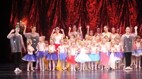 Umjubelter Auftritt im Theater: Tanzstudio Radeva (Foto: D.Radev)