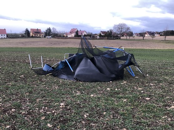 Der Sturm wehte in Schernberg (Kyffh&auml;userkreis) ein Trampolin, gl&uuml;cklicherweise mehrere hunderte Meter auf ein Feld.  (Foto: S. Dietzel)