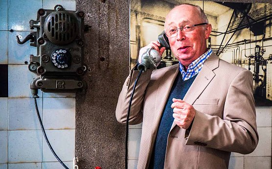 Peter Prescher am Brennerei-Telefon (Foto:  Christoph Keil)