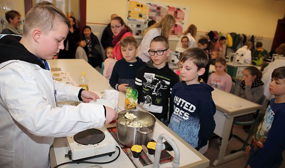 Den Schulalltag und das Lernen am Herder-Gymnasium den Interessierten pers&ouml;nlich und vor Ort n&auml;her zu bringen (wie hier 2019 am Tag der offenen T&uuml;r in der Naturwissenschaft sichtbar), das h&auml;tten sich die Sch&uuml;lerschaft sowie die Lehrkr&auml;fte der Wiedigsburgschule gern wieder gew&uuml;nscht. (Foto: H.Roeder)