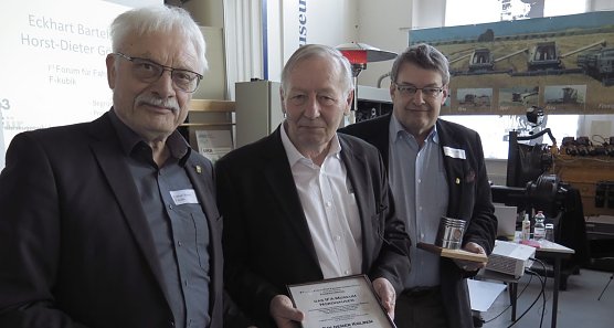 Der "Goldene Kolben" wurde von Horst Dieter G&ouml;rg (rechts) und Eckhart Bartels (links) an Vereinschef Hans-Georg Franke &uuml;bergeben (Foto: nnz)
