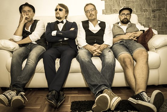 Ein Foto aus der Fr&uuml;hphase der Band, als es nur bei einem der Musiker nicht zu Turnschuhen reichte (Foto: F.K.Rafka)