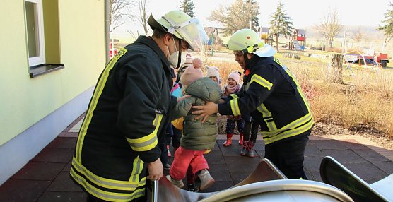 Bei den "Kleinen Wipperspatzen" hatte man gestern eine ganze Reihe G&auml;ste, nicht nur die Kameraden der Feuerwehr (Foto: agl)
