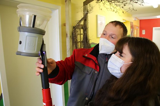 Wie &uuml;berpr&uuml;ft man eine Brandmeldeanlage? Diese und andere Fragen soll "Franzi" ihrem Publikum n&auml;her bringen (Foto: agl)