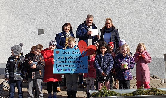 Spenden&uuml;bergabe in Nirdersachsween (Foto: N.Kutschenreuther)