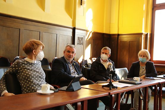 Pressekonferenz im Landratsamt: Wir m&uuml;ssen Wege finden, die Hilfsaktionen zu kanalisieren" (Foto: agl)