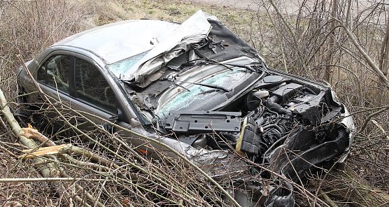 Zerst&ouml;rtes Fahrzeug nach Unfall auf der A38 bei Nordhausen (Foto: S.Dietzel)