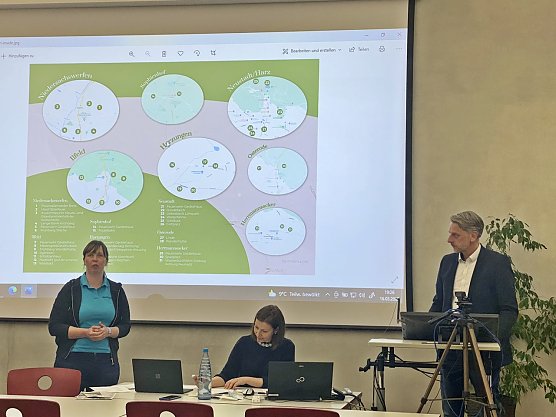 Gabriele Knust erl&auml;utert Stempelstellenprojekt (Foto: Sandra Witzel)