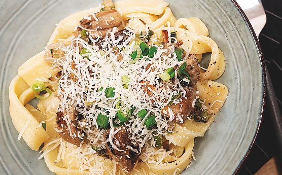 Bei diesem Rezept l&auml;uft die Kartoffel der Nudel den Rang ab: luftig leichte Kartoffel-Tagliatelle mit Pilz-Rahm-So&szlig;e. (Foto: KMG)