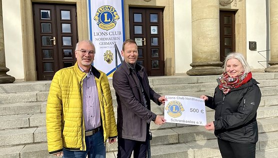 Der Lions Club spendet 500 Euro (Foto: T.Pf&ouml;rtner)