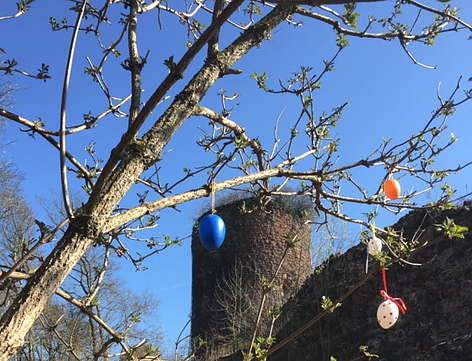 Ostereiersuche auf der Ebersburg (Foto: Hannelore M&uuml;ller)