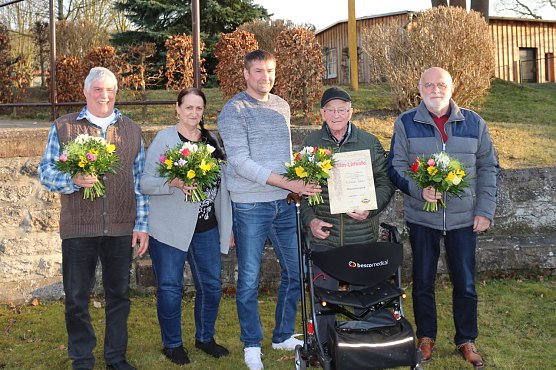 Meik Erdmann, Vorsitzender des Sportvereins Eintracht Niedergebra (Bildmitte), gratuliert Richard Tober zur Ehrenmitgliedschaft. Volleyball war f&uuml;r den Senior die gro&szlig;e Leidenschaft. Bis ins hohe Alter stand der heute 90-J&auml;hrige am Netz.  Zu den Gratulanten z&auml;hlten Sigrid Erdmann, Ronald Bittner und Hans Krumm. (Foto: Nick Huschmann)