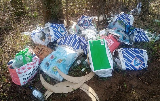 Müllfund am Feldrand (Foto: A.Knoblauch) Müllfund am Feldrand (Foto: A.Knoblauch)