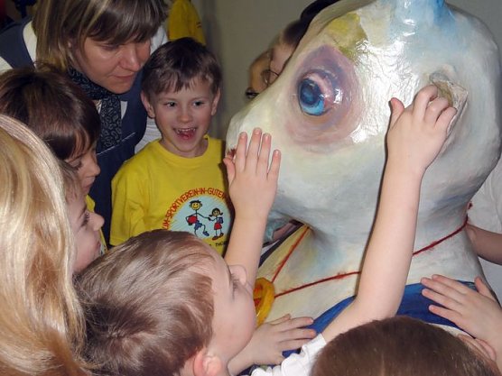 B&ouml;ckchen &uuml;bergeben (Foto: J. Piper)