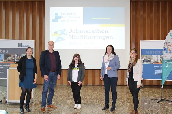v.l.n.r. Projektleiterin Regionalmanagement Nordth&uuml;ringen D&ouml;rte Suberg, Landrat Matthias Jendricke, Jobbloggerin Franziska Strupf, Landr&auml;tin Antje Hochwind-Schneider und Regionalmanagerin Landkreis Nordhausen Julia Pietsch (Foto: Pressestelle Landratsamt Nordhausen)