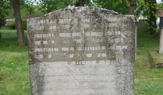 J&uuml;discher Grabstein mit oberhalb des Textfeldes wiederlesbargemachter Inschrift (Foto: M.-L. Zahradnick)