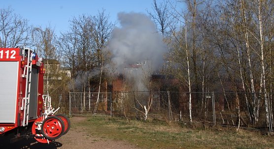 Starke Rauchentwicklung auf dem Gel&auml;nde des alten Gaswerks rief gestern die Feuerwehr auf den Plan (Foto: Silvio Dietzel/Lukas M&uuml;hlhause)